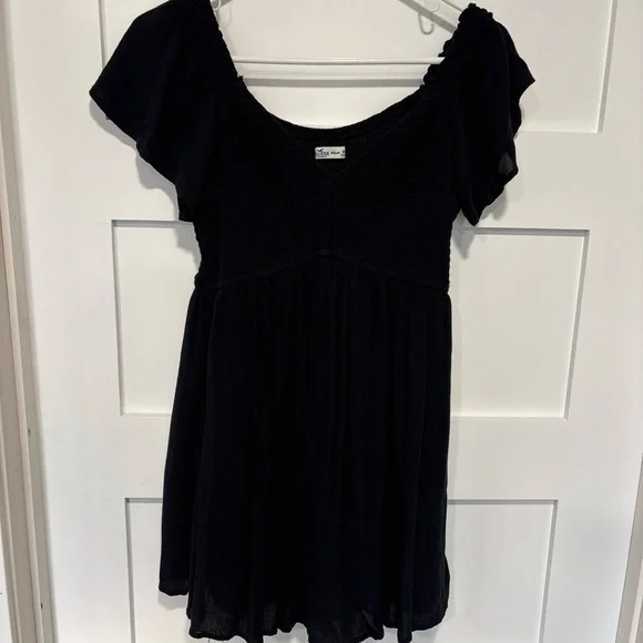 Hollister Black Flutter Sleeve Scoop Neck Tunic - Picture 2 of 3